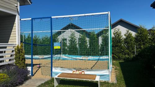 una red grande con dos perros jugando al tenis en Kolorowe Domki en Jarosławiec
