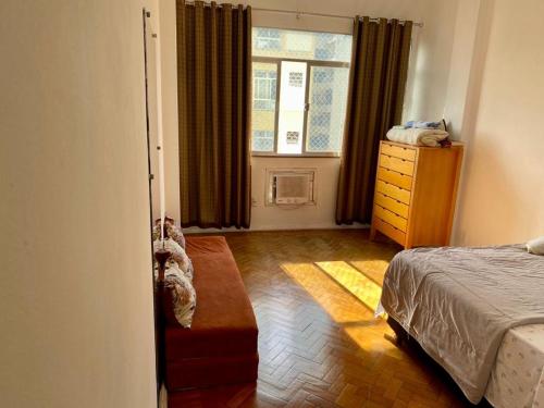 1 dormitorio con 1 cama, vestidor y ventana en Charming home in Rio Centro en Río de Janeiro