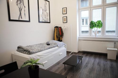 ブダペストにあるEleven Apartmentsの白い部屋(ベッド1台、窓付)