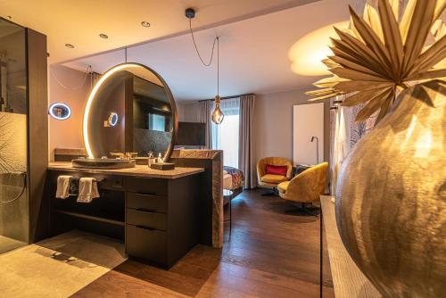 泰西莫的住宿－Hotel Zum Mohren，一间带水槽和镜子的浴室