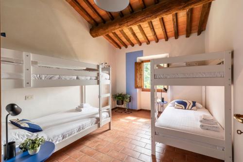 a room with two bunk beds in a house at Selvuccia Lodge - Ostello Agricolo in San Piero a Sieve