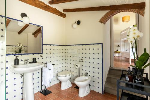 y baño con lavabo y aseo. en Selvuccia Lodge - Ostello Agricolo en San Piero a Sieve