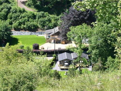 een luchtzicht op een huis met een tuin bij Scenic chalet in Vieuxville with terrace in Vieuxville