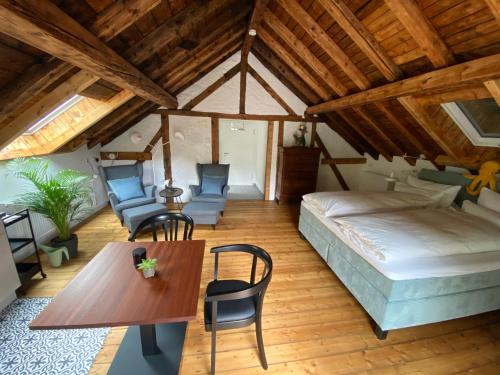 Cette chambre comprend un lit, une table et des chaises. dans l'établissement Apartment Cochemer Kaffeerösterei, à Cochem
