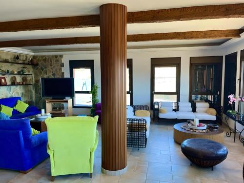 un soggiorno con una grande colonna di Casa La Calma a Las Palmas de Gran Canaria