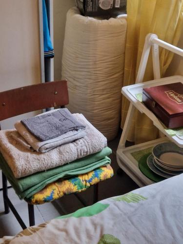 una pila de toallas sentadas en una silla en una habitación en Chez Danielle, en Malmedy