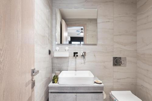y baño con lavabo, aseo y espejo. en Luxury Apartment, Athens Center, "ORION", en Atenas
