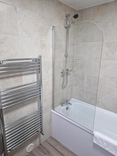 La salle de bains est pourvue d'une douche et d'une baignoire avec une porte en verre. dans l'établissement Birtley's Diamond 3 bed Apt, sleeps 6 Guests, à Birtley