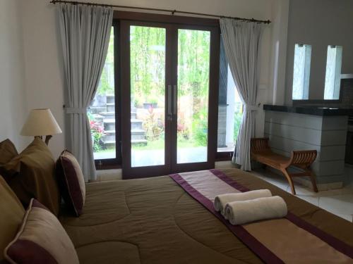 Ένα ή περισσότερα κρεβάτια σε δωμάτιο στο Surya Guest House Sanur