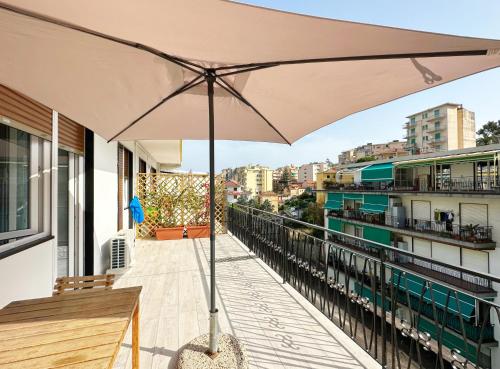 einen großen Sonnenschirm auf dem Balkon in der Unterkunft Cuore e Sole - Attico Monolocale con Parcheggio Privato A 5 minuti dal centro in Sanremo