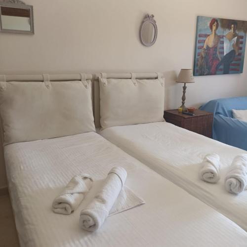 een slaapkamer met 2 handdoeken op een bed bij Fenny in Kala Nera