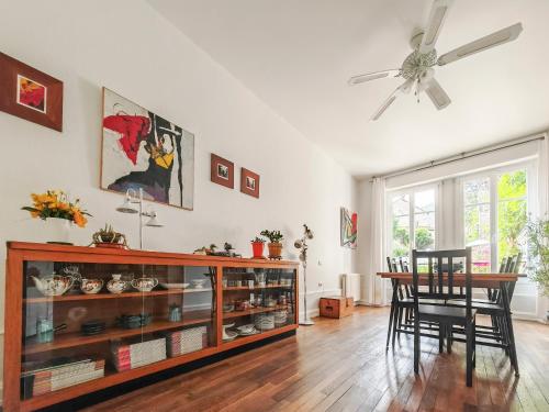 d'une salle à manger avec une table et un ventilateur de plafond. dans l'établissement Les Gites du 74 R Le Classique, à Senones