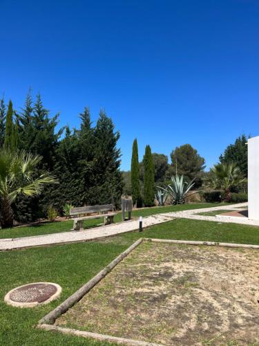 Ein Garten an der Unterkunft Villa Alvor piscina praia e golf