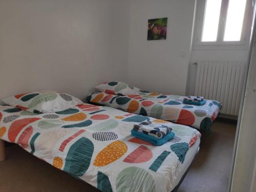 2 Betten nebeneinander in einem Zimmer in der Unterkunft Maison de vacances La Quercynoise in Flaujac-Poujols