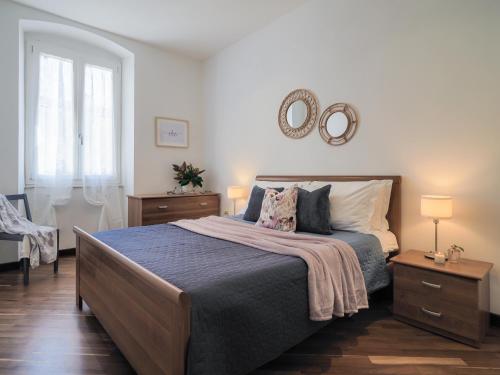 拉斯佩齊亞的住宿－La Malva - L'Opera Group，一间卧室设有一张大床和两个床头柜