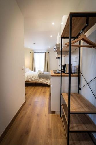 - une chambre avec un lit et des lits superposés dans l'établissement L'Albatros 001 - Hypercentre * Cosy * Wifi, à Saint-Quentin