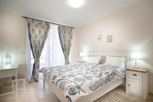 - une chambre avec un lit, un bureau et une fenêtre dans l'établissement Star del Mar Kaliakria Resort, à Topola