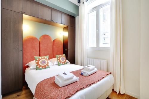 une chambre avec un lit avec deux serviettes dessus dans l'établissement Amazing apartment - 2P/1BR Université de Paris Tolbiac, à Paris