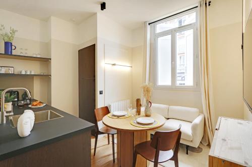 une cuisine et un salon avec une table et un évier dans l'établissement Amazing apartment - 2P/1BR Université de Paris Tolbiac, à Paris