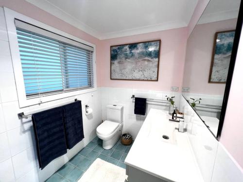 uma casa de banho com um WC, uma banheira e um lavatório. em The Treehouse at Copa em Copacabana