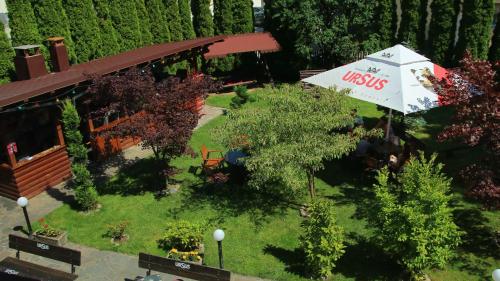 un modello di casa con un ombrello di Casa Guşă a Borsa