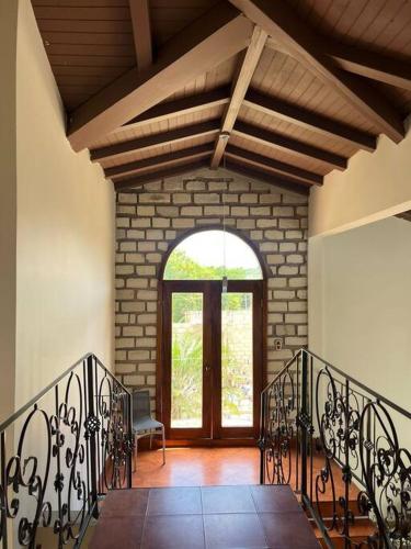 a room with a staircase with a glass door at Casa dentro del Campo de Golf in Comayagua