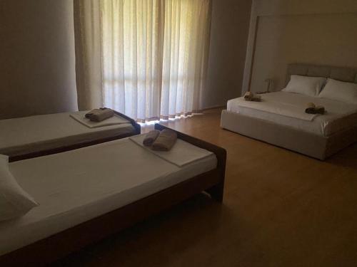 2 letti in camera d'albergo con asciugamani di Apartament in center Tirane a Tirana