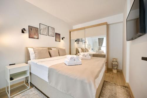 En eller flere senge i et værelse på NewVision Apartment in Infinity Beach Resort - parking