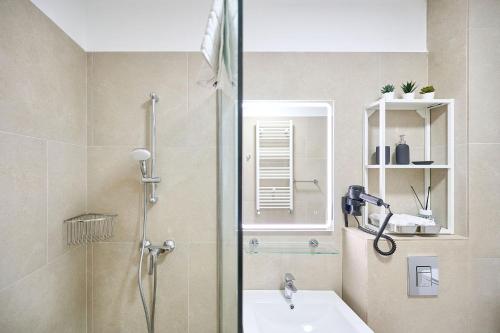 Et badeværelse på NewVision Apartment in Infinity Beach Resort - parking