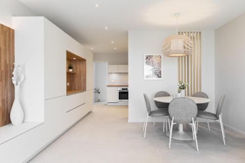 une cuisine et une salle à manger avec une table et des chaises dans l'établissement Luna mia 500 m du lac, à Annecy