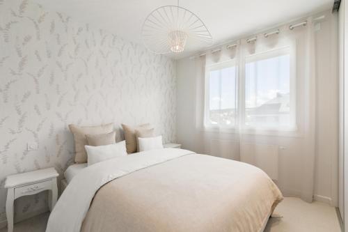 une chambre blanche avec un lit blanc et une fenêtre dans l'établissement Luna mia 500 m du lac, à Annecy
