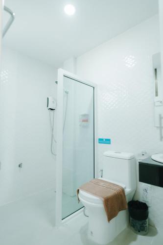 チェンライにあるAnnahouseのトイレとガラスのシャワー付きのバスルーム
