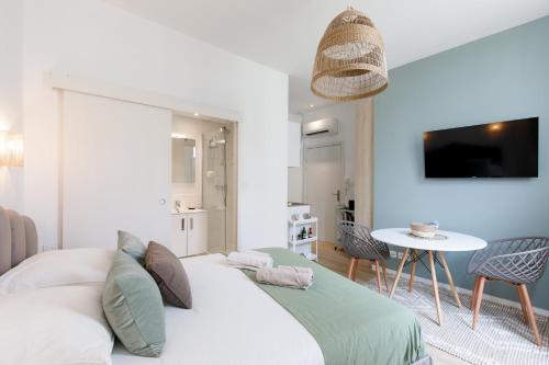 una sala de estar con un sofá y una mesa en Comfortable studio W balcony Cannes center TGV, en Cannes