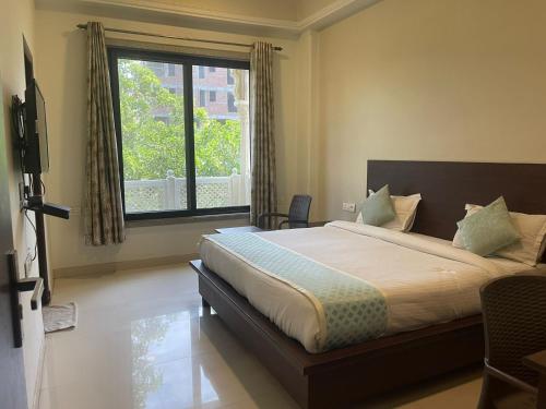 um quarto com uma cama grande e uma janela em Jeenmount Heritage Boutique Hotel em Jaipur
