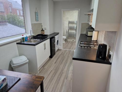 uma cozinha com um lavatório e uma bancada em Birtley's Diamond 3 bed Apt sleeps 6 Guests em Birtley