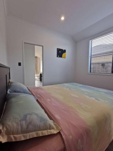 um quarto com uma cama grande num quarto em Paradise Retreat em Tauranga