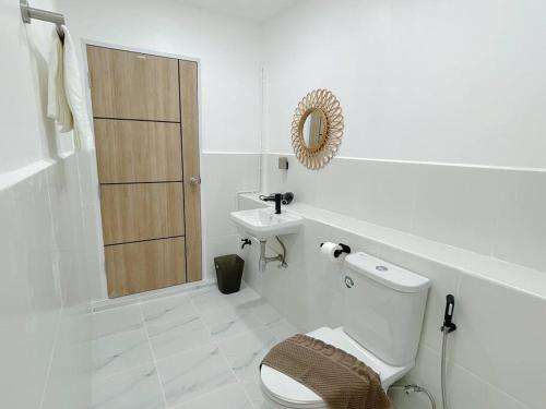 ein weißes Badezimmer mit Toilette und Waschbecken in der Unterkunft Relax Private terrace&cozy BR,near Grand palace in Bangkok