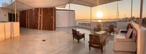 馬特魯港的住宿－"Ashour Tower "Ramy Abdulla，大楼内的阳台配有桌椅