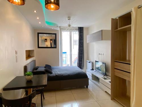 1 dormitorio con 1 cama y escritorio en una habitación en Résidence DESCHAMPS en Montluçon