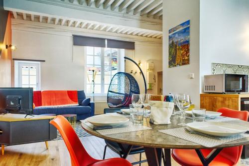 - une salle à manger avec une table et des chaises dans l'établissement Le Raphaël, au Puy-en-Velay