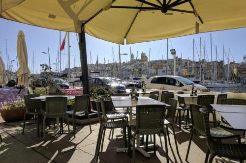 3Cities Maison close to Vallettaにあるレストランまたは飲食店