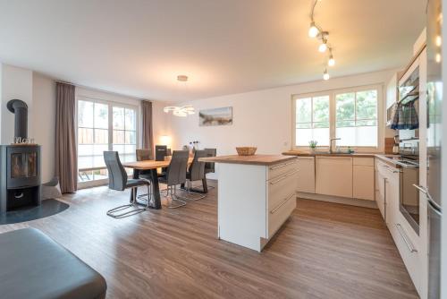 a kitchen and dining room with a table and chairs at Ferienhaus Libelle in Zirchow