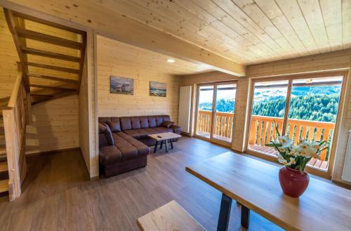 Ruang duduk di Apartmaji na kozolcu - Smogavc