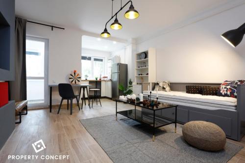 Sala de estar con cama y mesa en Avangarde Concept Studio, en Roşu