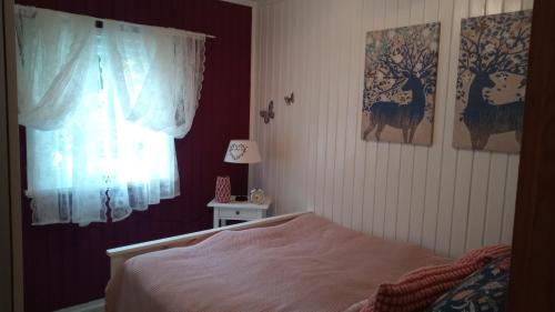 a bedroom with a bed and a window at Ferienhaus Bea in Buchholz Aller