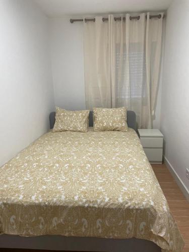 una camera da letto con un letto con una coperta e tende di Edith House lisbon a Lisbona