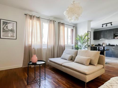 un salon avec un canapé et une table dans l'établissement Feng shui calme proche de la gare, à Annecy