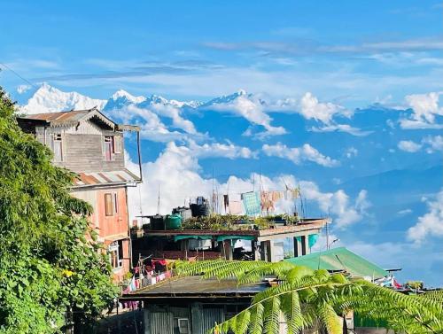 grupa budynków z górami w tle w obiekcie The Village Den , B&B Darjeeling w mieście Dardżyling