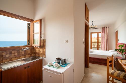una cucina con lavandino e un bagno con letto di Alta Vista Studios - ex Lekka's House a Monemvasía
