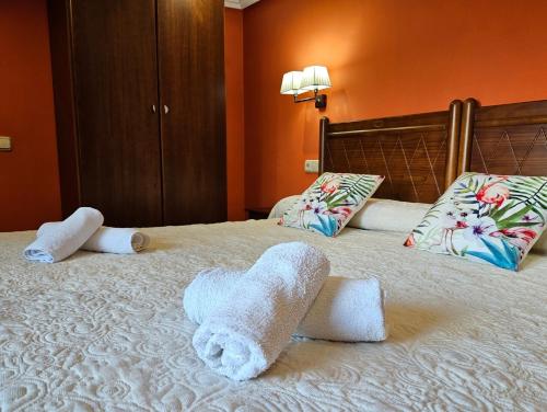 a bedroom with two towels on a bed at Hotel Rural Casa Migio in Urbiés